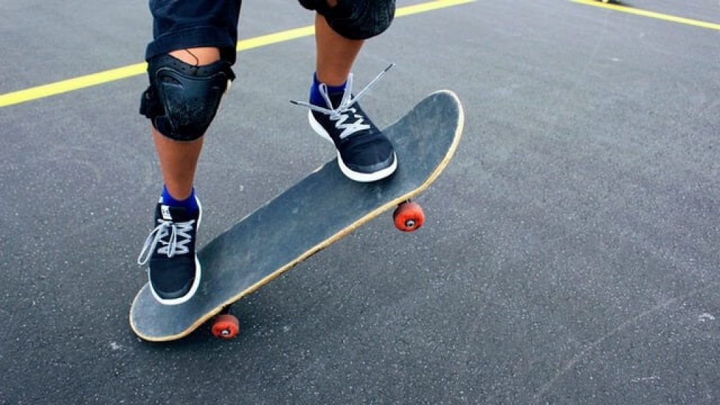 Skateboard knee pads